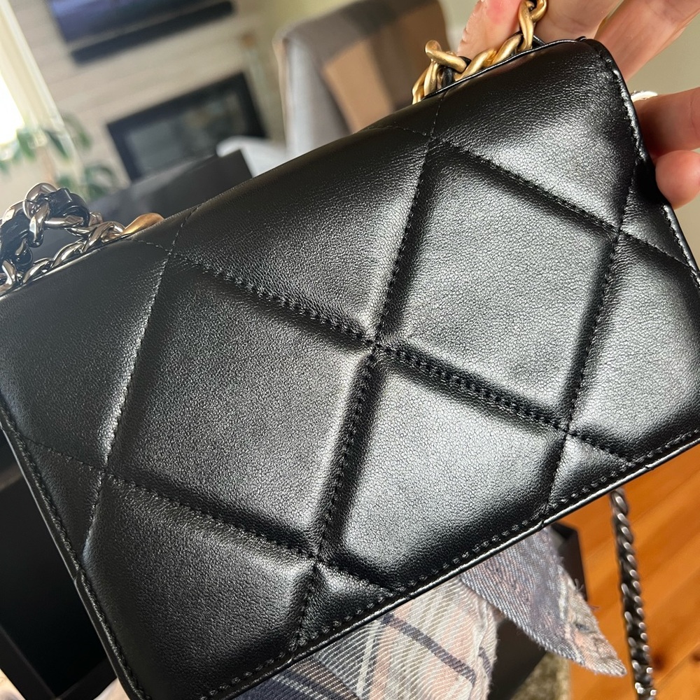 Chanel 19 WOC lambskin quilted authentic🖤 Excellent condition 🖤 - Picture 5 of 14